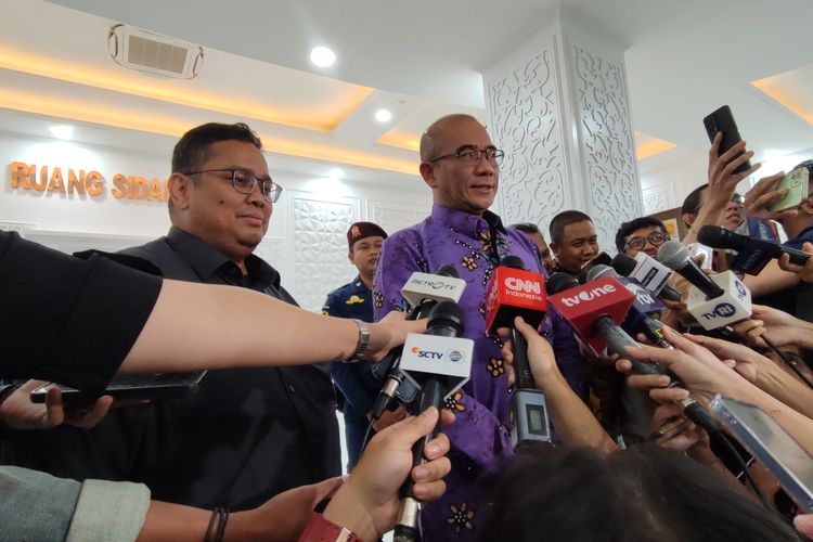 Ketua Bawaslu RI, Rahmat Bagja (kiri) dan Ketua KPU RI, Hasyim Asy'ari di kantor KPU RI setelah rapat pleno terbuka rekapitulasi penghitungan perolehan suara luar negeri Pemilu 2024, Senin (4/3/2024).(KOMPAS.com / VITORIO MANTALEAN)