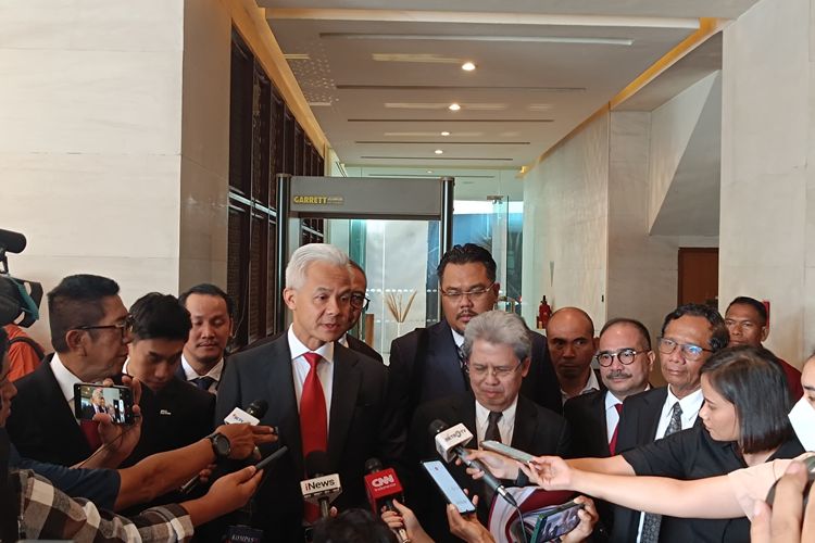 Pasangan calon presiden dan wakil presiden nomor urut 3 Ganjar Pranowo-Mahfud MD sebelum bergerak menuju gedung Mahkamah Konstitusi (MK), saat melayani doorstop awak media di Hotel Mandarin, Jakarta, Rabu (27/3/2024).(Dokumentasi Tim Pemenangan Nasional Ganjar-Mahfud)

