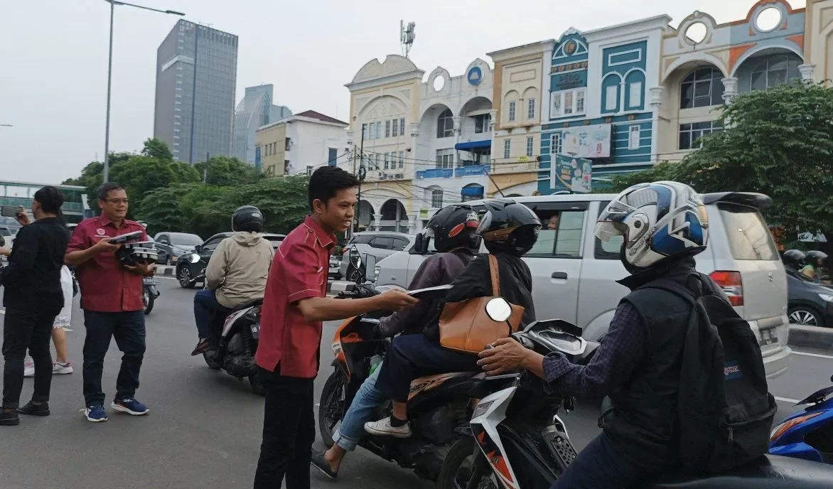 Suasana anggota Ikadin saat membagikan takjil di Jakarta Selatan, Jumat (5/4/2024). ANTARA/Khaerul Izan