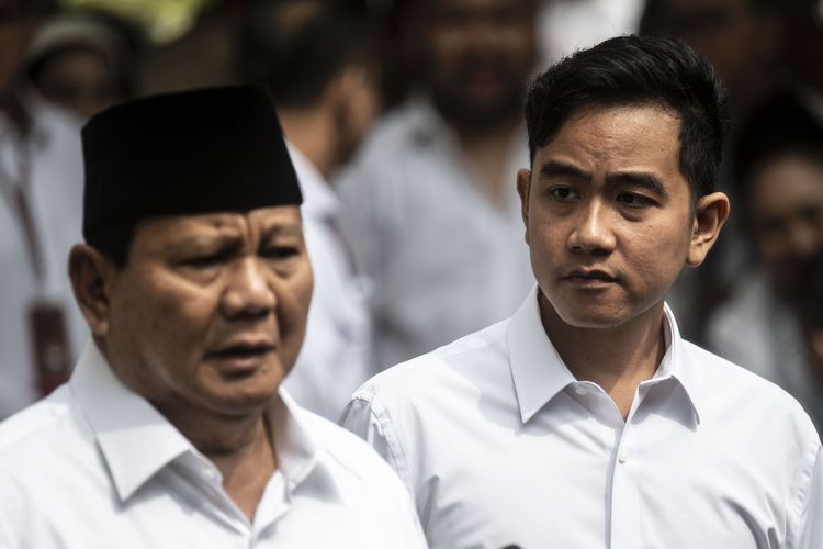 Partai koalisi Prabowo-Gibran, Calon presiden dan calon wakil presiden nomor urut 2, Prabowo Subianto (kiri) bersama Gibran Rakabuming Raka (kanan) memberikan keterangan pers saat menghadiri rapat pleno terbuka penetapan pasangan calon Presiden dan Wakil Presiden terpilih Pemilu 2024 di depan Gedung Komisi Pemilihan Umum (KPU), Jakarta, Rabu (24/4/2024). ANTARA FOTO/Aprillio Akbar/aww.