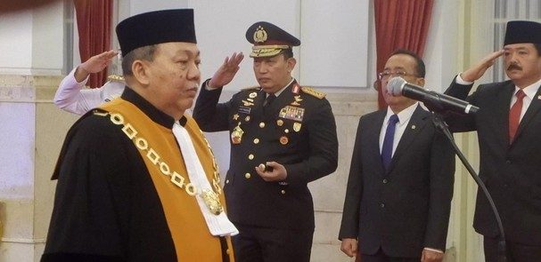 Hakim Agung Suharto saat membaca sumpah jabatan sebagai Wakil Ketua Mahkamah Agung (MA) bidang Non Yudisial di Istana Kepresidenan, Jakarta, Rabu (15/5). (CNN Indonesia/Khaira Ummah JP)

