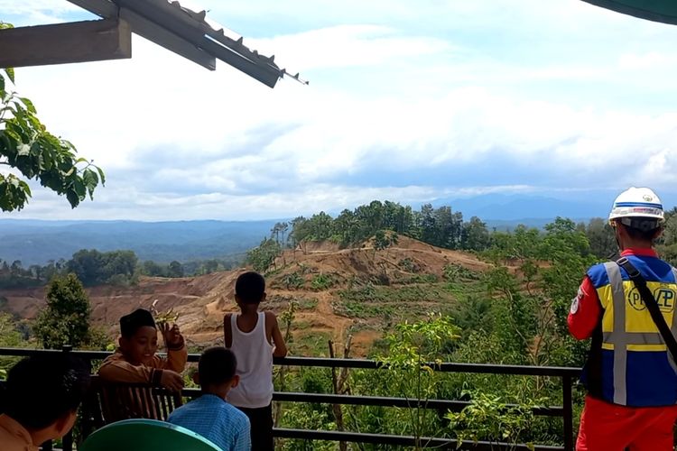 Warga antusias menonton proses blasting di Pertambangan Batu Andesit di Desa Wadas pada Sabtu (16/3/2024)(KOMPAS.COM/BAYUAPRILIANO)

