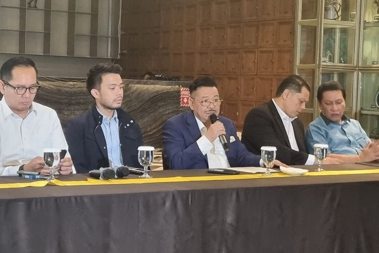 Kuasa Hukum Keluarga Presiden Jokowi, Otto Hasibuan dan timnya menggelar konferensi pers di Kawasan Senayan, Jakarta, Senin (3/6/2024).(KOMPAS.com/Rahel)

