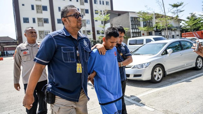 Tersangka kasus pembunuhan Vina Cirebon, Pegi Setiawan alias Perong menjalani sidang praperadilan hari ini, Senin (24/6) di Pengadilan Negeri Bandung, Jawa Barat. (ANTARA FOTO/RAISAN AL FARISI)