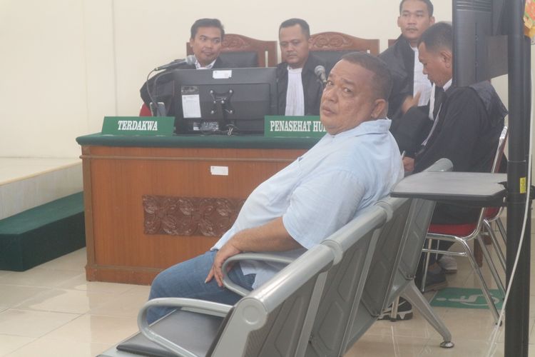 Mantan Bupati Langkat, Terbit Rencana Perangin-angin saat menjalani sidang vonis kasus Tindak Pidana Perdagangan Orang (TPPO) di Pengadilan Negeri Stabat, Senin (8/7/2024)(Rahmat Utomo/Kompas.com)